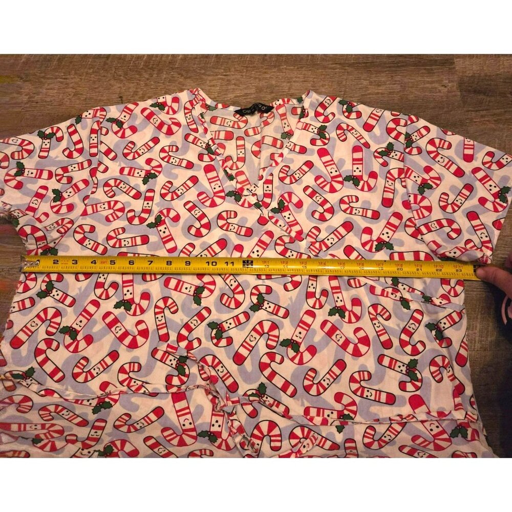 Cassandra O Nurse Scrubs/Outfit/Uniform Top Size XL Candy Cane Theme pockets - Picture 4 of 6